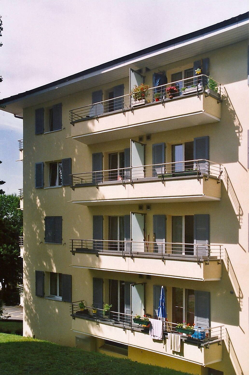 Die alten Balkone wurden renoviert und mit neuen lichtdurchlässigen Glastrennwänden und Schutzblechen