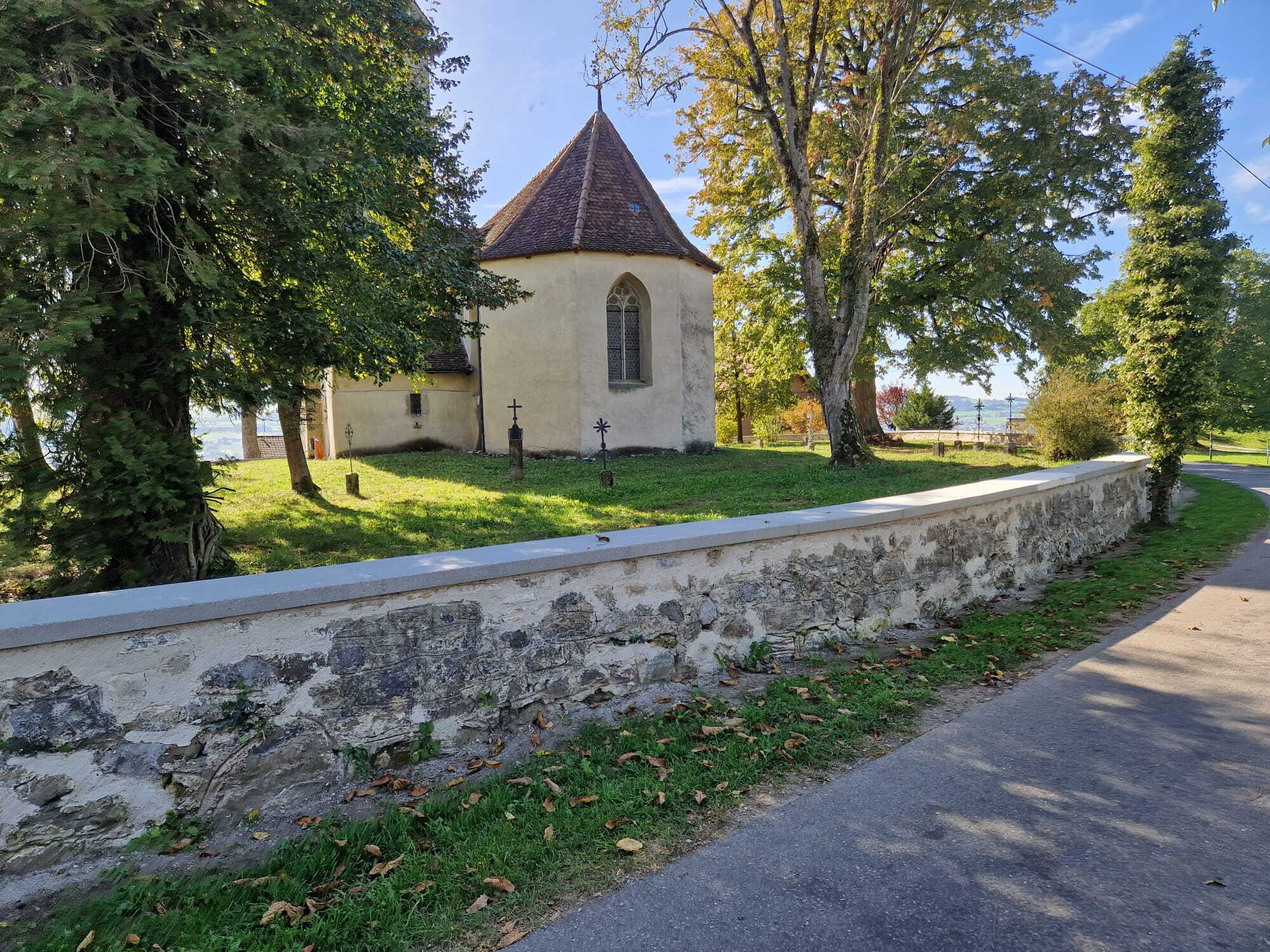 Altbauweise Zentralschweiz_Salzmann Bau_Restaurierung Mauer der Kirche